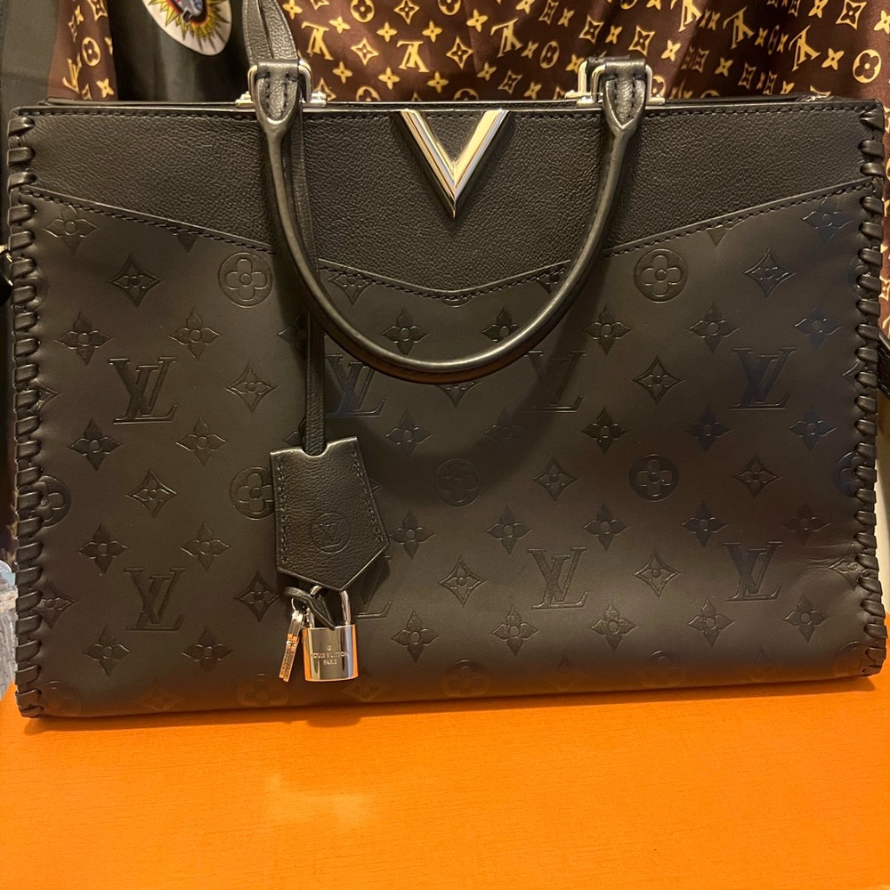 Authentic Louis Vuitton - Picture 8 of 16